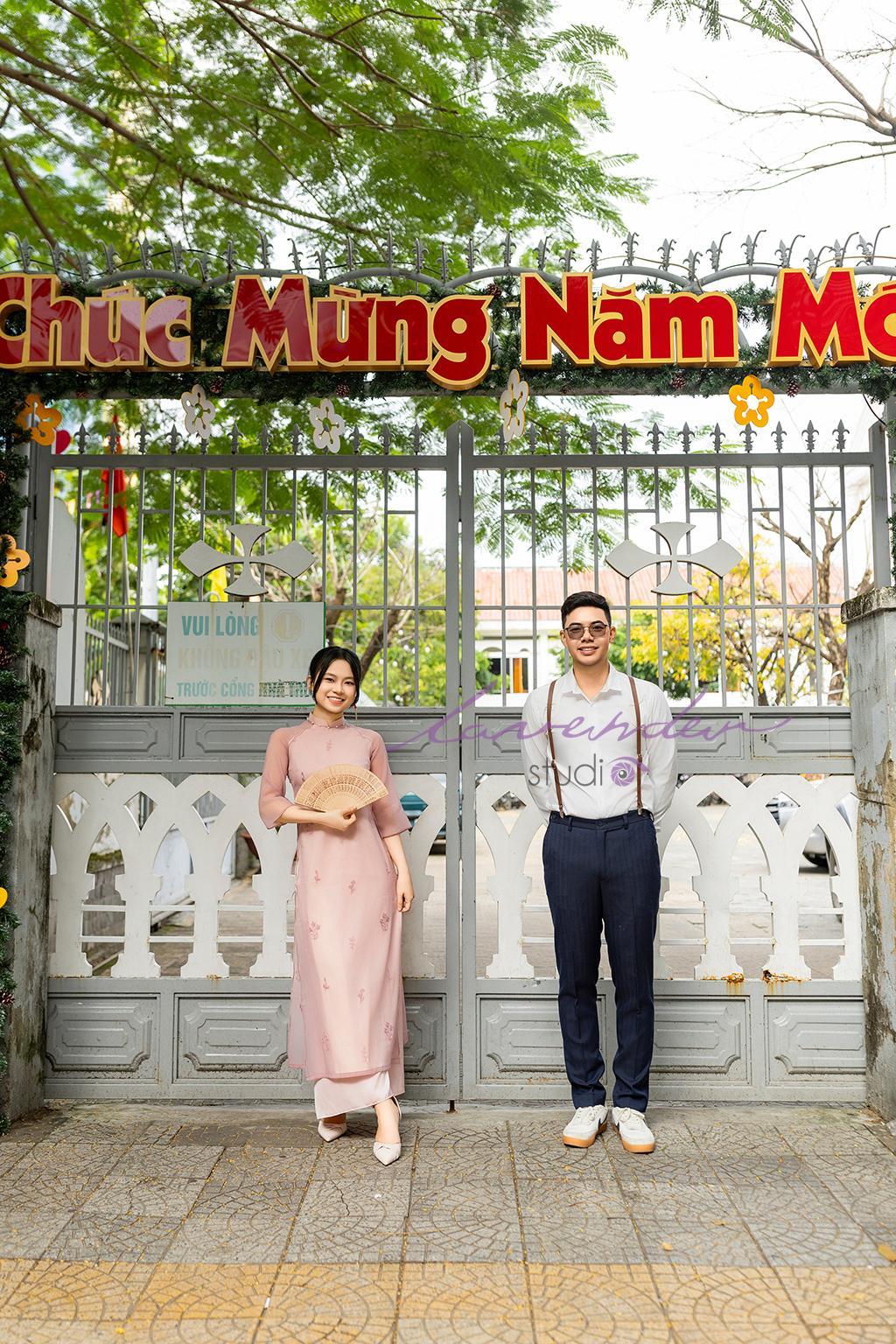 10++ cách tạo dáng chụp ảnh couple ngoại cảnh Tết 2025