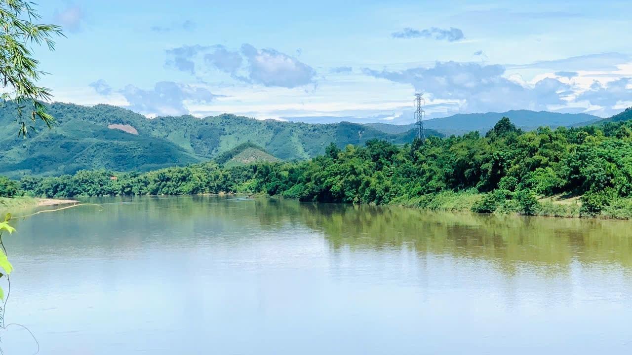 Địa hình xã Quế Phước mới bị chia cắt bởi sông Thu Bồn. Ảnh: MINH THÔNG