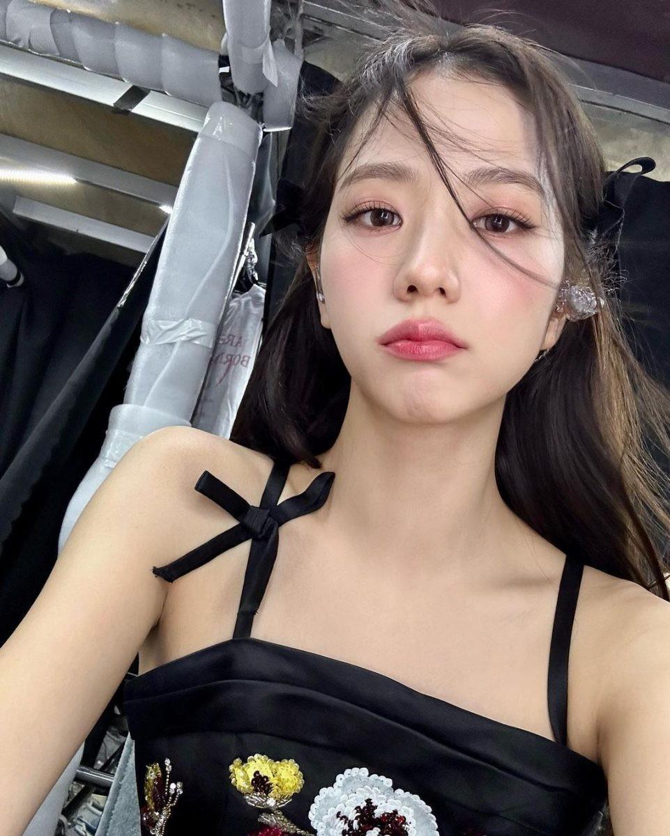 Hình nền Jisoo tone trắng tinh khôi cho điện thoại 9:16, visual Blackpink