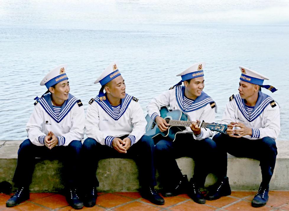 Cẩm thụ văn học: Hiểu thêm về 'Lính đảo hát tình ca trên đảo'