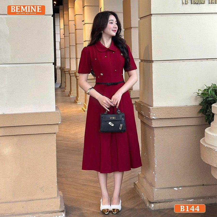 Người mẫu mặc đầm thiết kế BEMINE B144 xếp ly, cổ sen đính đá, phong cách lộng lẫy khi đi tiệc.