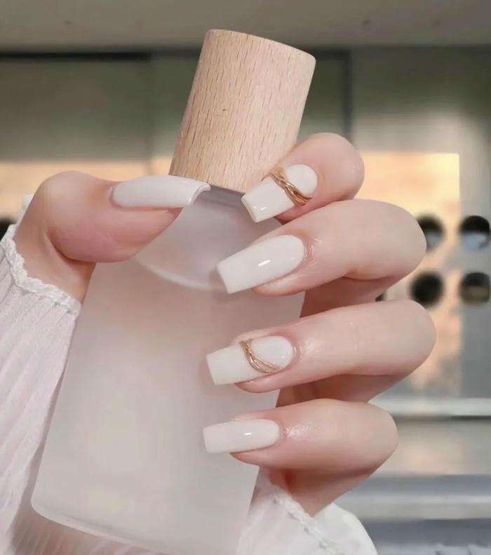 Kiểu nail trắng vuông trơn tối giản thanh lịch nhất