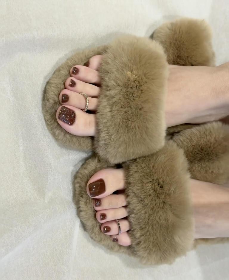 mẫu nail chân màu nâu đậm