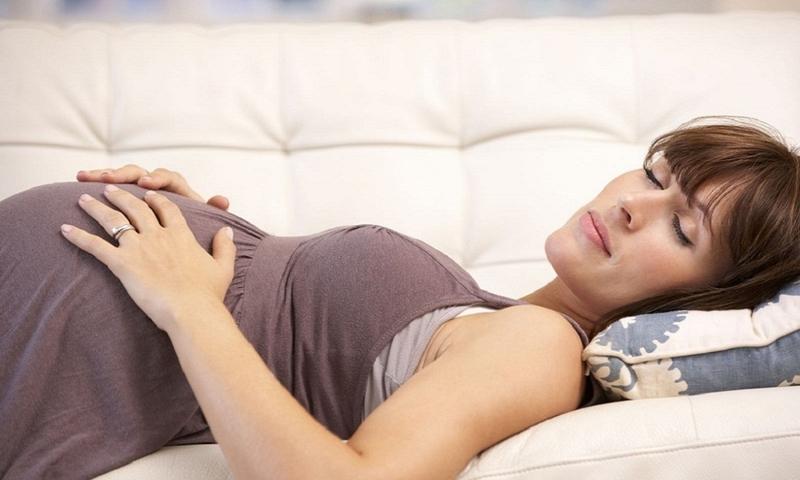 Nằm ngửa bụng cứng khi mang thai có nguy hiểm hay không? Nguyên nhân là gì?
