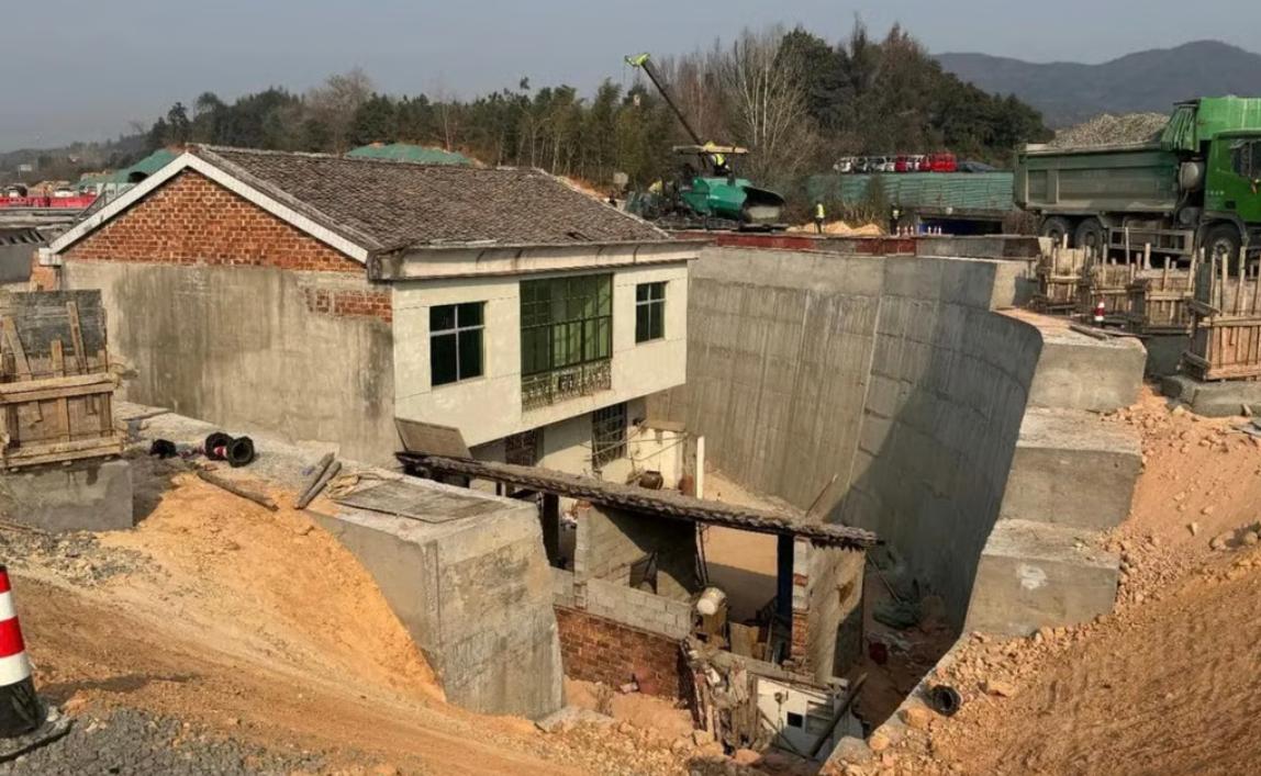 Nhà ông D. không chịu di dời khiến dự án đường cao tốc bị 'tách đôi', tuyên bố phải nhận bồi thường 7 tỷ kèm ba suất đất mới rời đi