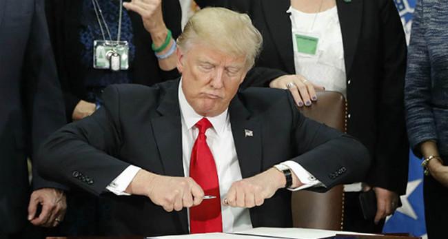 Ông Donal Trump đang chơi đồ chơi ư?