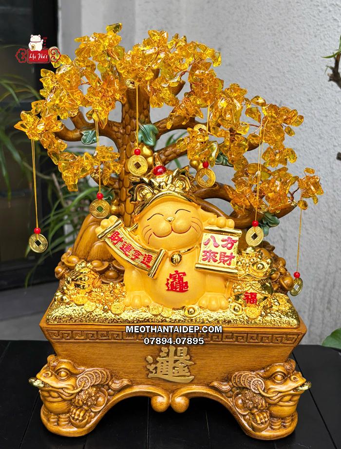 Mèo Thần Tài vương giả cầm liễn ngồi cây vàng chậu tụ bảo cóc ngậm tiền