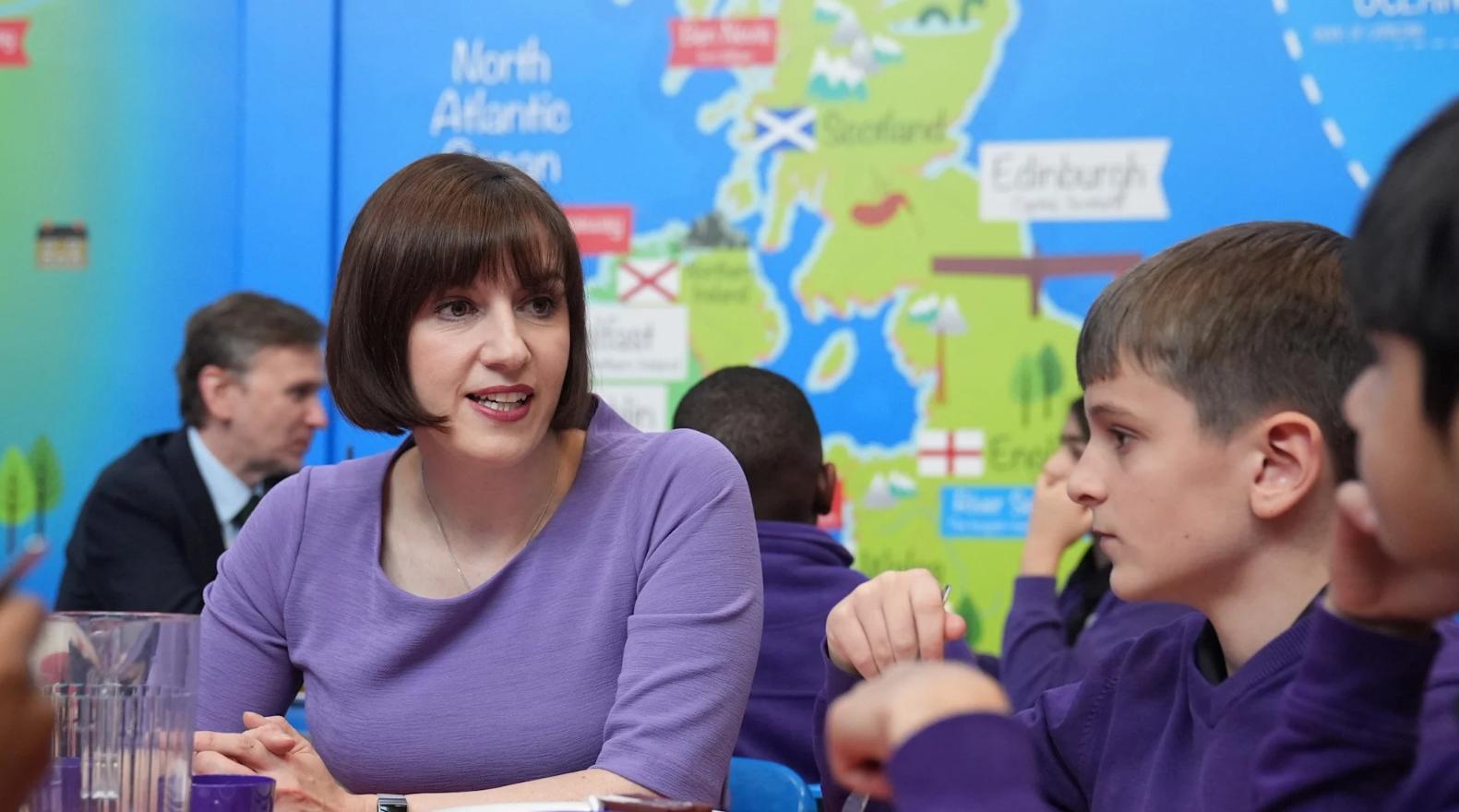 Học sinh Anh sẽ bị cấm dùng điện thoại trong trường