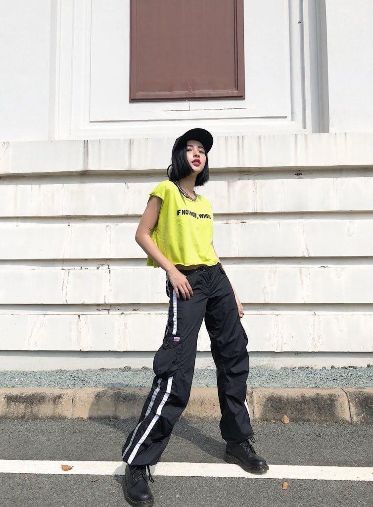 chụp ảnh với mũ lưỡi trai nữ