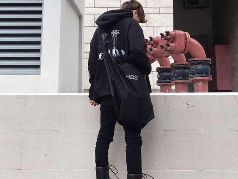 Mách chàng cách tạo dáng chụp ảnh với áo hoodie nam ngầu căng đét