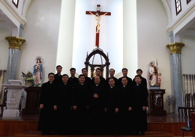 CHỦNG SINH VÀ CHIẾC ÁO CHÙNG THÂM