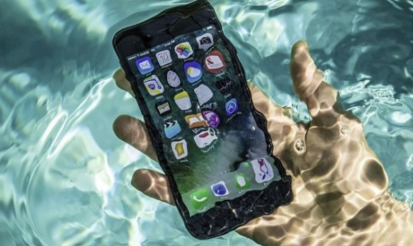 Sửa điện thoại bị vô nước bao nhiêu tiền, địa chỉ sửa uy tín?