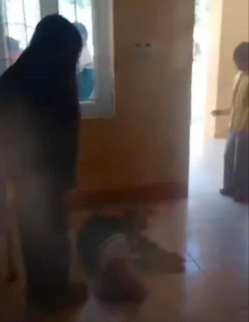 Nữ sinh lớp 6 bị đánh ngã sõng soài trong phòng học