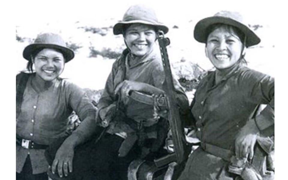 Phân tích Những ngôi sao xa xôi của Lê Minh Khuê