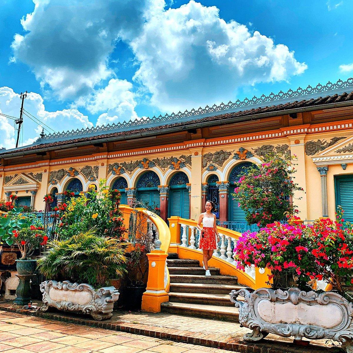 Khách tham quan nhà cổ Bình Thuỷ, Cần Thơ