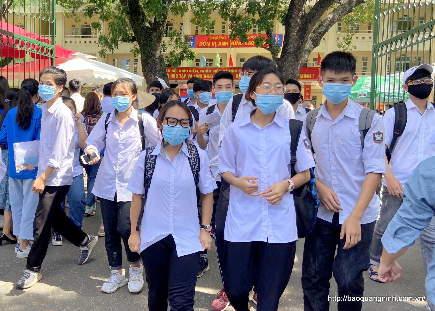 Các thí sinh rời khỏi phòng thi trong tâm trạng khá vui vẻ, thoải mái vì đề thi vừa sức.