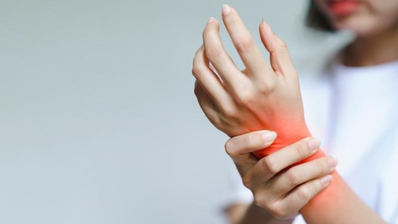 Nhức mỏi tay chân là tình trạng cơ bắp hoặc các mô mềm xung quanh dây chằng và gân bị đau