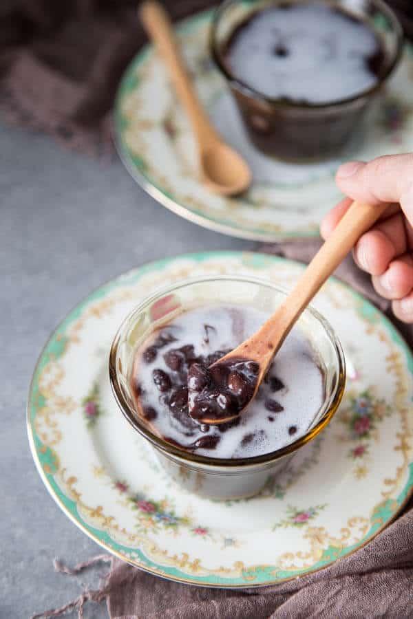Che dau den with coconut milk in a small bowl