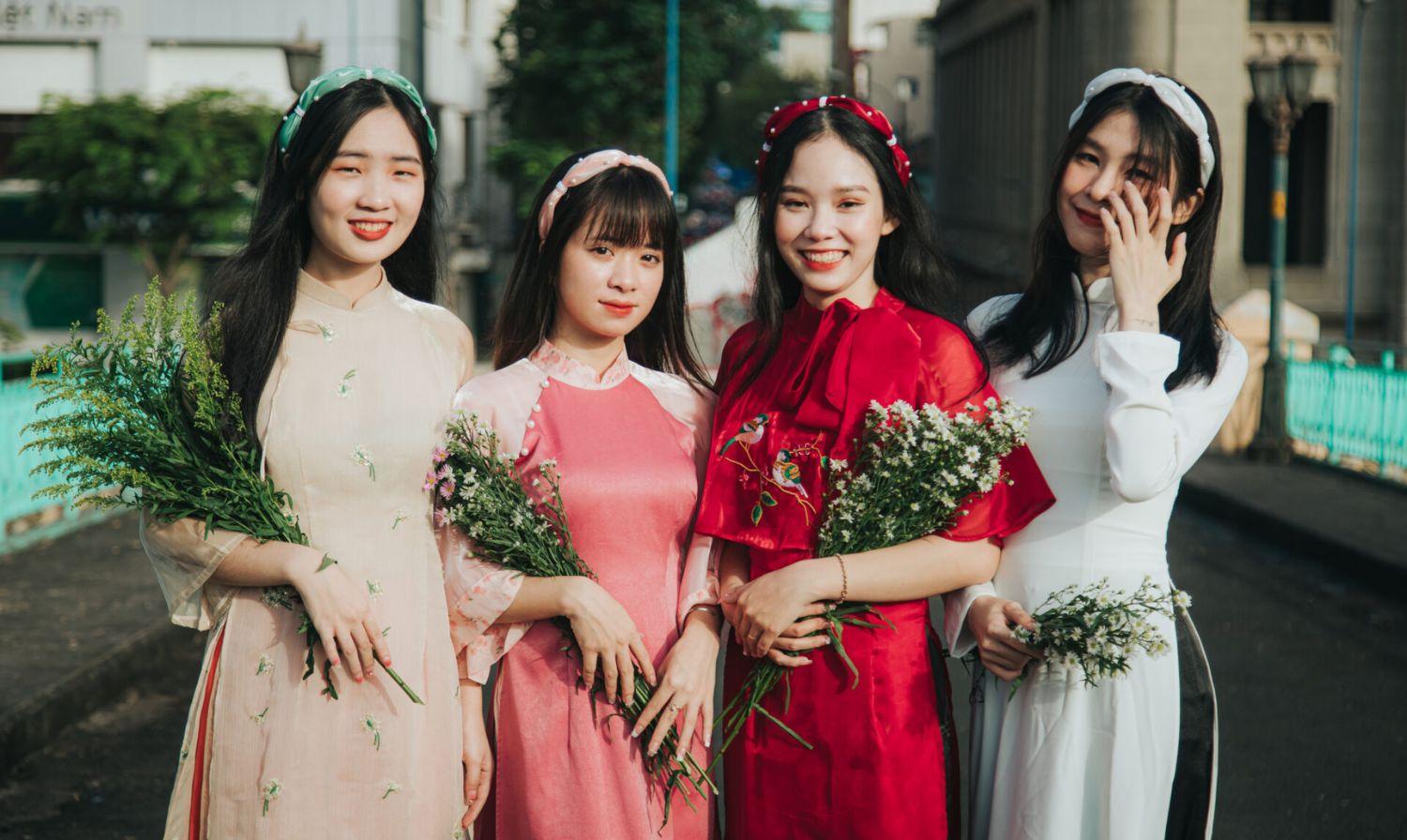 Cách tạo dáng chụp ảnh áo dài nhóm duyên dáng (Nguồn: tham khảo)