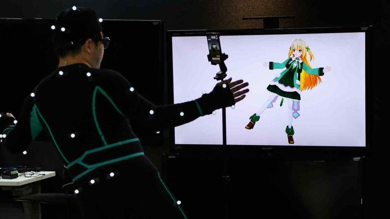 Diễn viecircn điều khiển chuyển động của Vtuber thocircng qua cảm biến trecircn cơ thể Nguồn NikkeYuki Kohara
