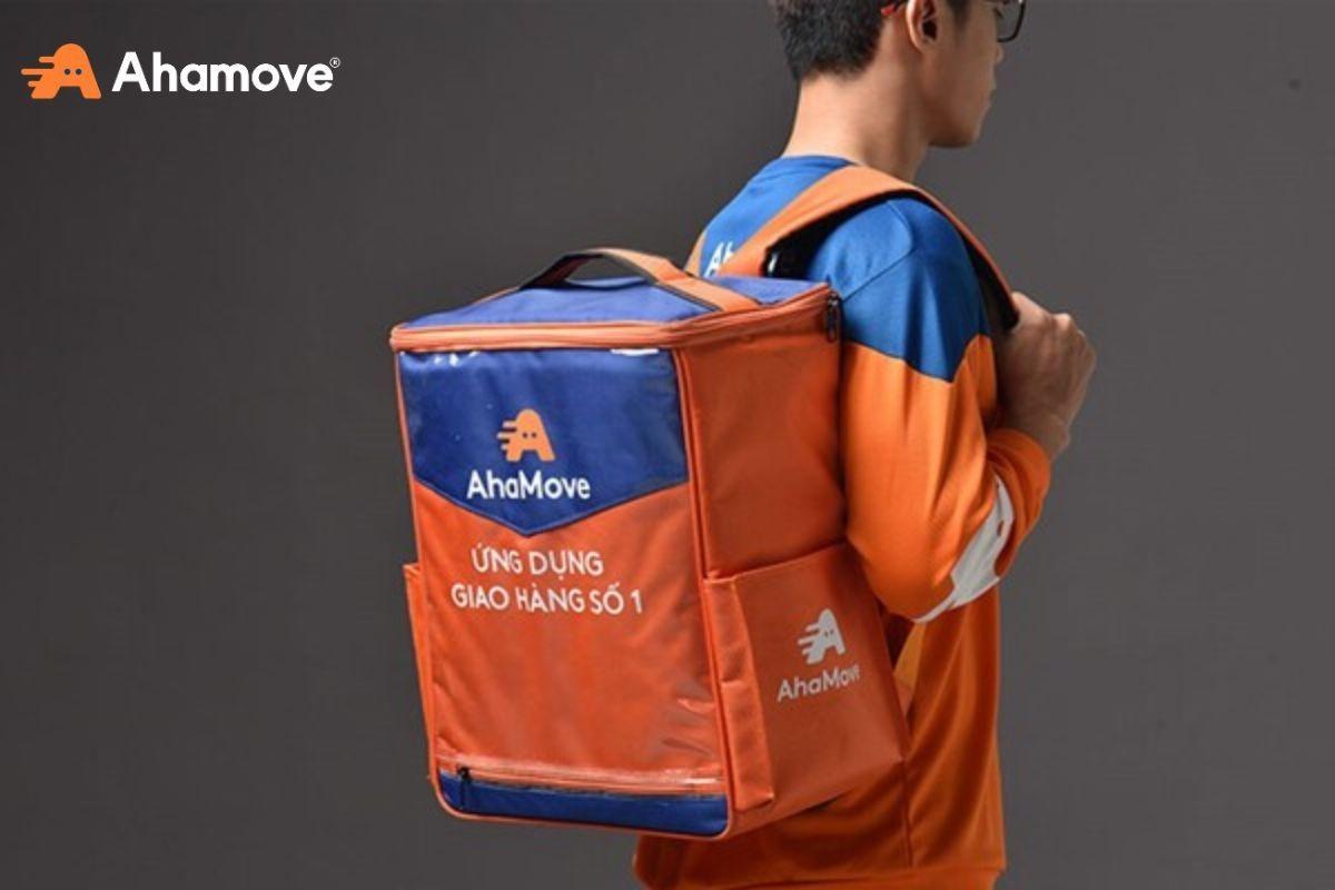 Shipper Ahamove sử dụng túi giữ nhiệt giúp đồ ăn luôn nóng hổi tươi ngon