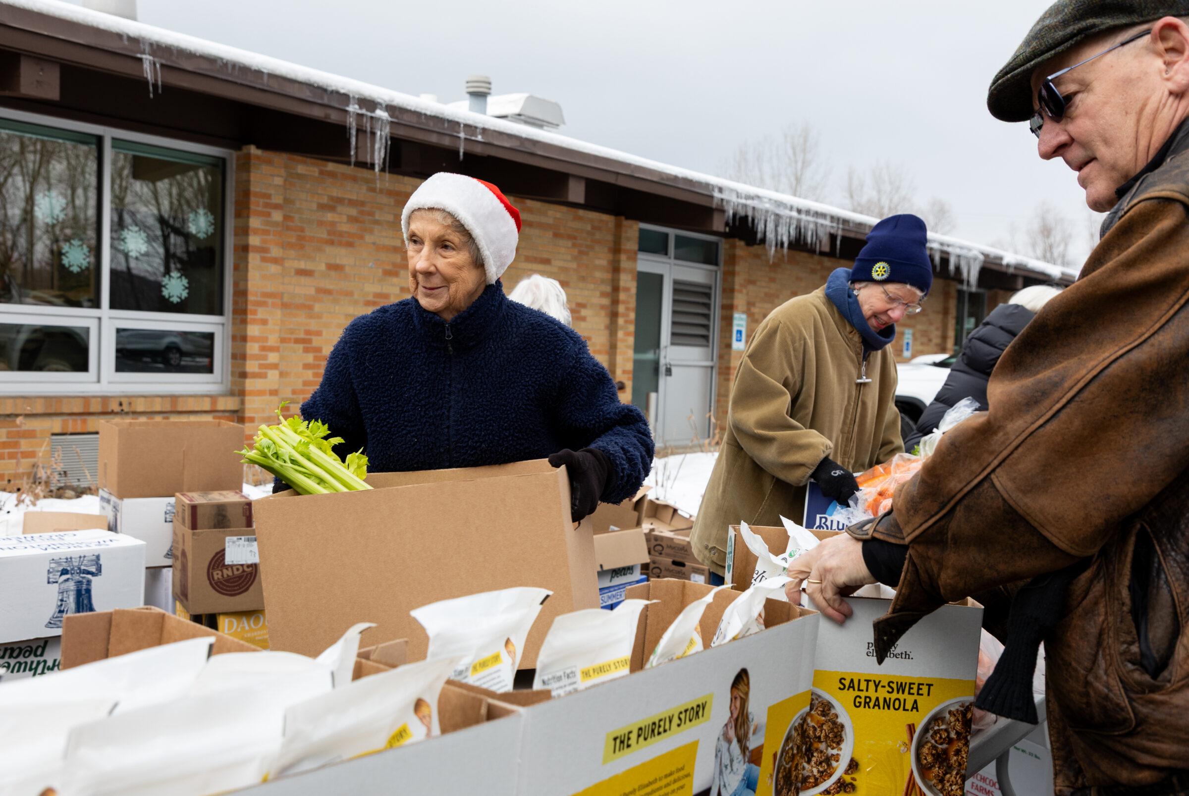 Các tình nguyện viên tại Nhà thờ cộng đồng Harbert đóng gói thực phẩm dinh dưỡng vào 112 hộp cho các hộ gia đình địa phương.