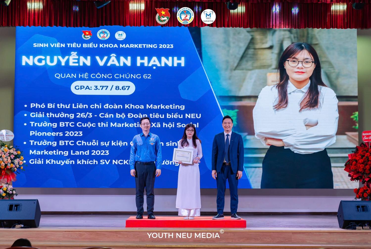 Vân Hạnh nhận giải Cán bộ Đoàn tiêu biểu 26/3 năm 2023.