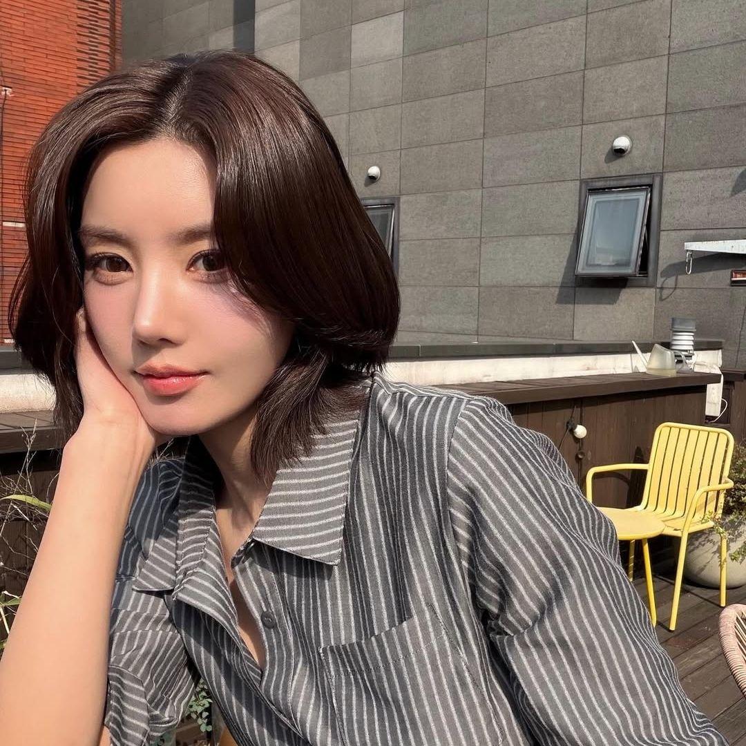 Kwon Eun Bi trẻ trung và rạng rỡ dưới nắng