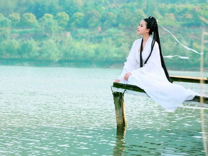 Hoa rơi hữu ý nước chảy vô tình