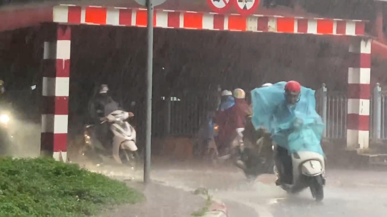 Mưa lớn ở khu vực trung tâm TPHCM vào chiều 4/6. Ảnh: Hữu Huy