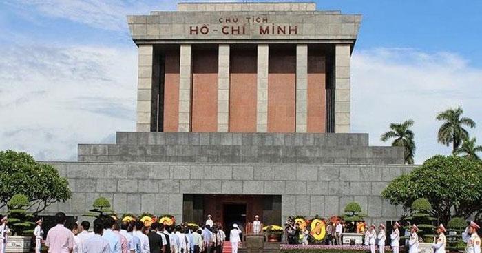 Phân tích hai khổ cuối bài thơ Viếng lăng Bác