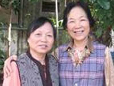 Nhà thơ Đoàn Thị Tảo (trái) và chị gái Đoàn Lê