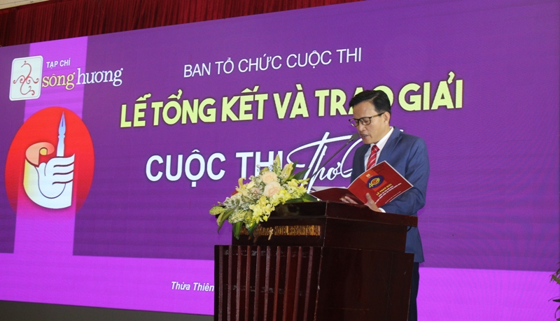 Nhà thơ Lê Vĩnh Thái- TBT Tạp chí Song Hương tại Lễ tổng kết cuộc thi