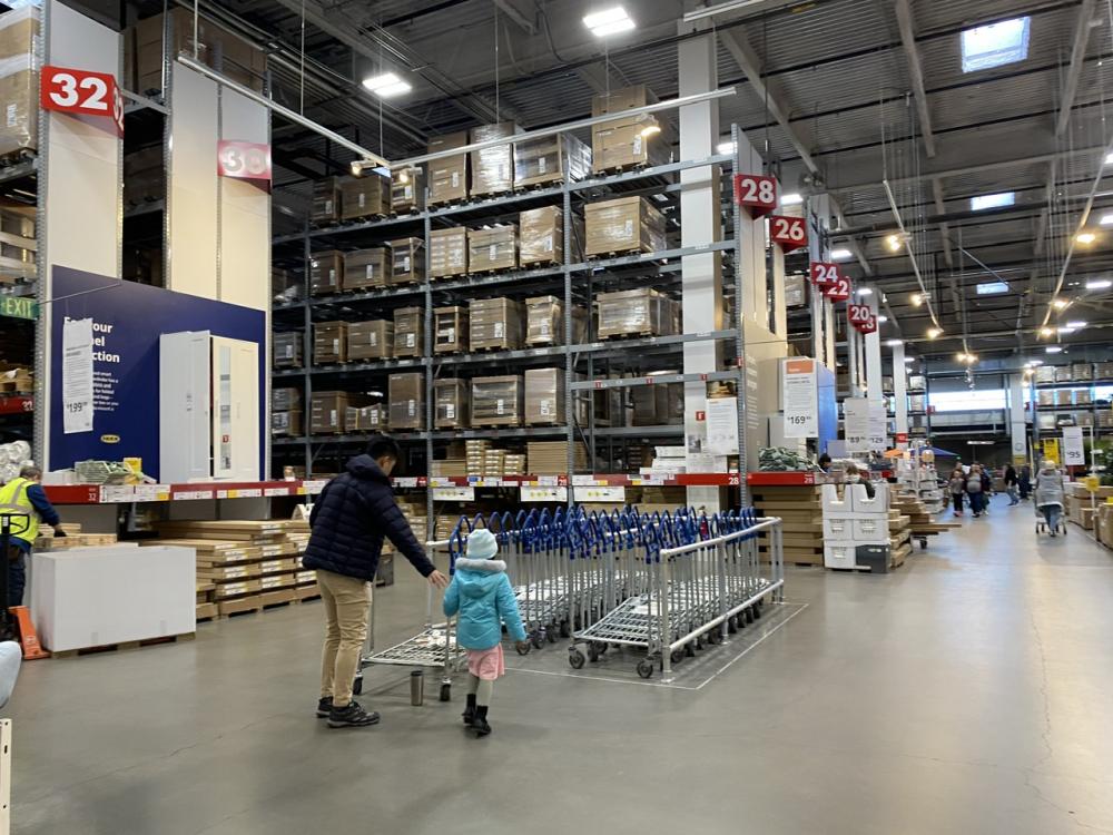 Sau khi lựa chọn sản phẩm ở phòng trưng bày, khách sẽ xuống nhận hàng ở nhà kho khổng lồ của siêu thị nội thất IKEA