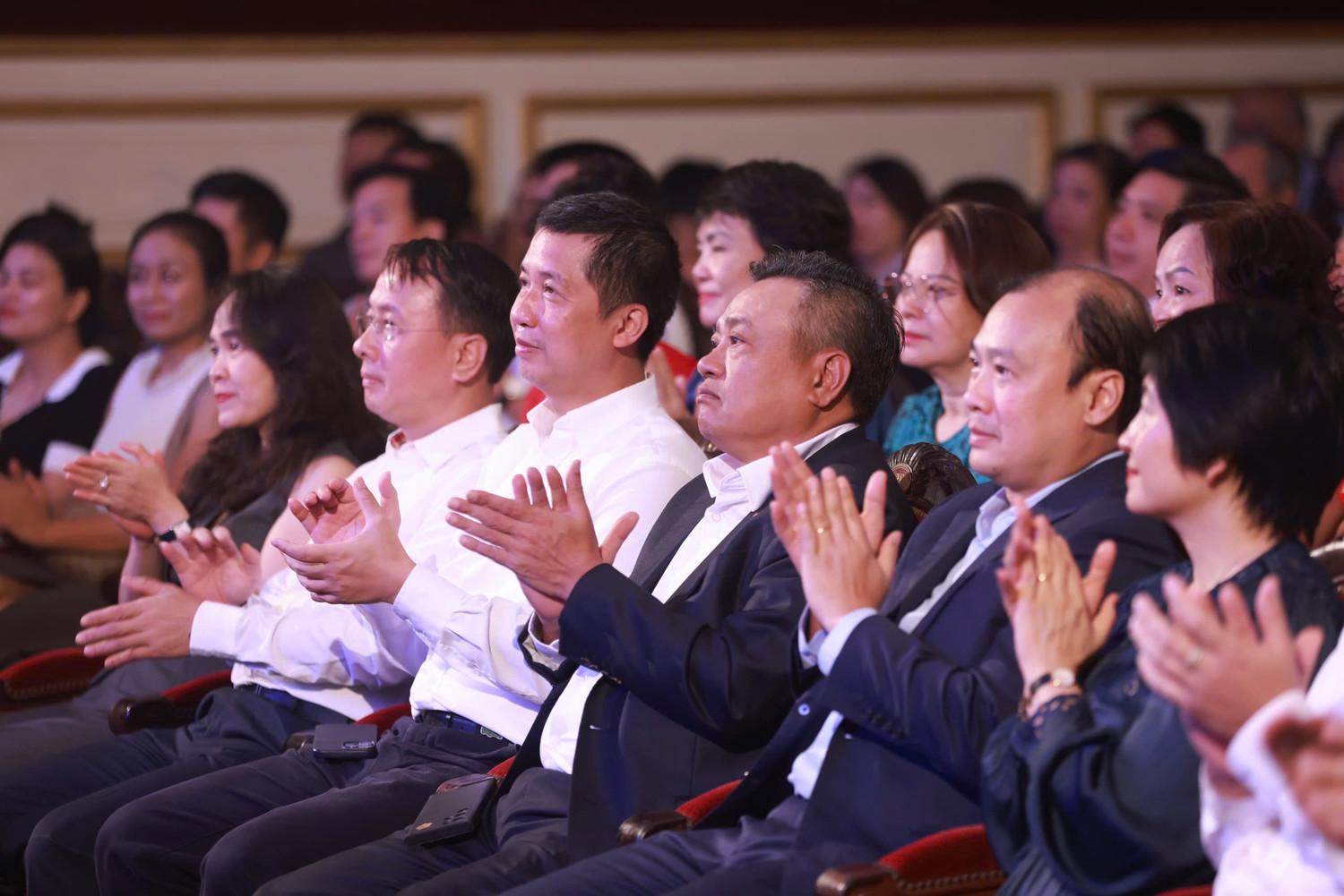 Các đồng chí lãnh đạo thành phố Hà Nội và các bộ, ngành dự đêm nhạc.