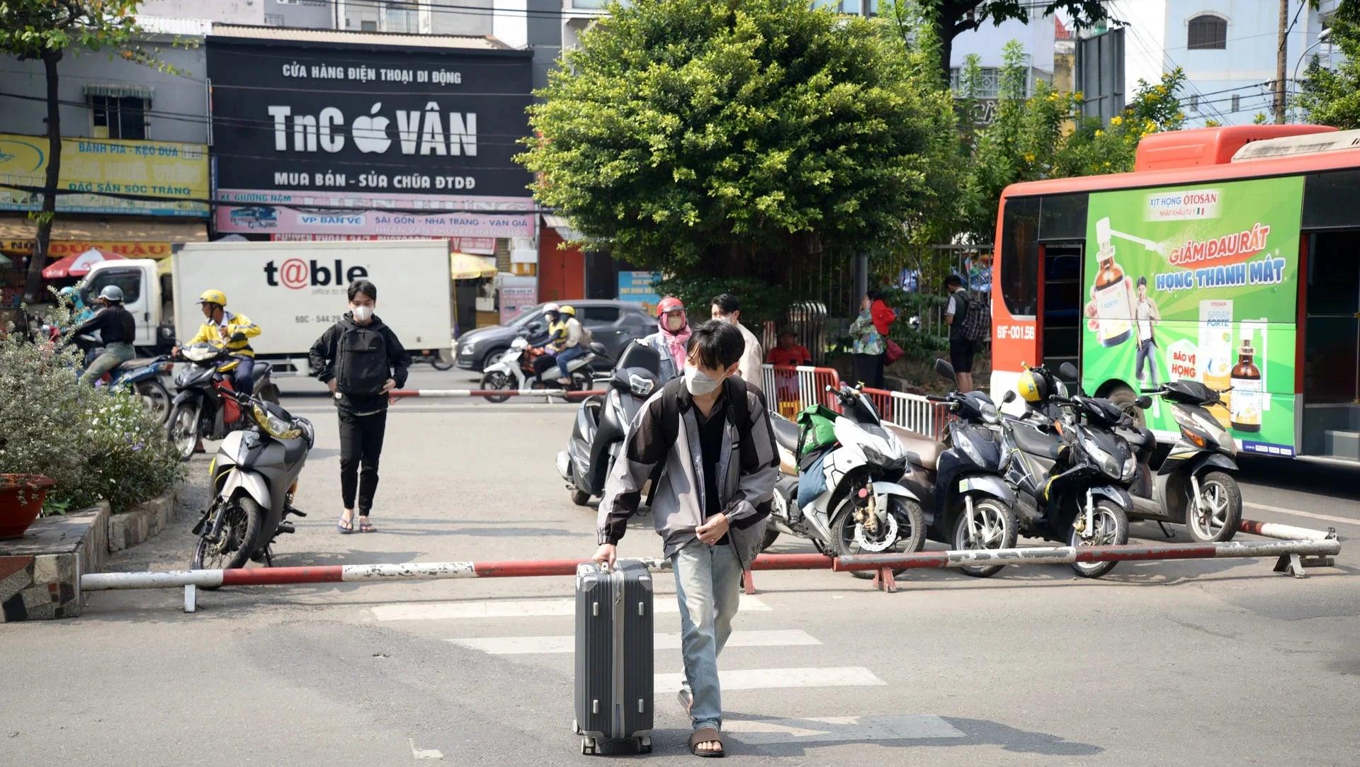 khach-den-ben-xe-mien-dong-1553-1-0939 (1)