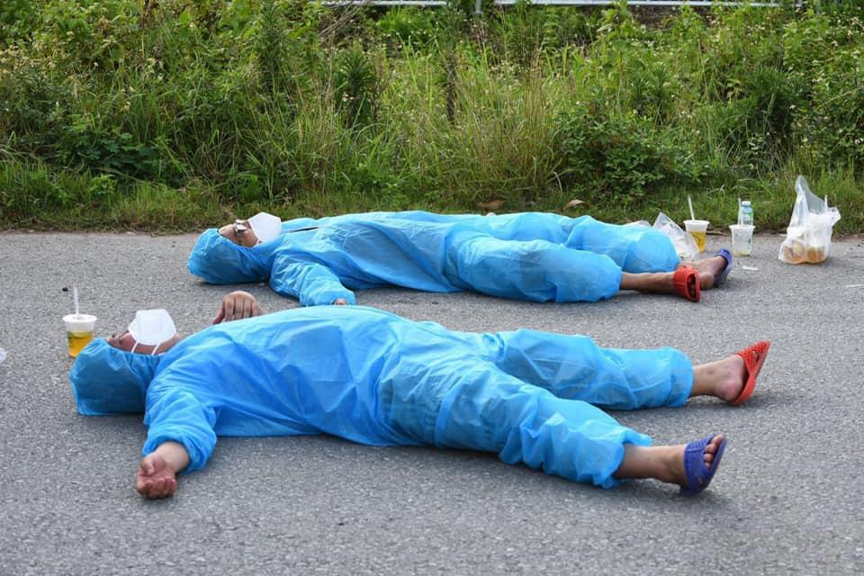 Tình nguyện viên trong tâm dịch: "Người ta gọi chúng tôi… ăn no rửng mỡ"