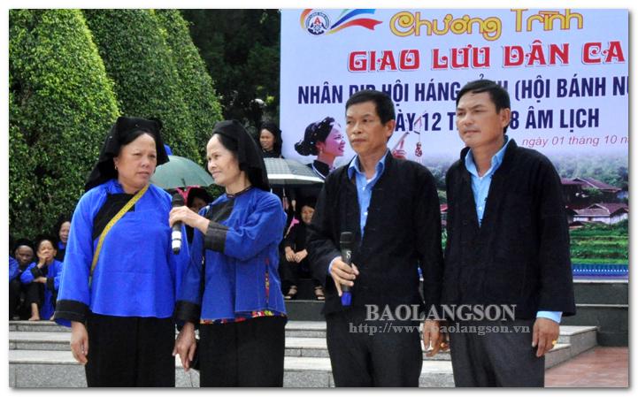 Áo chàm xuống phố