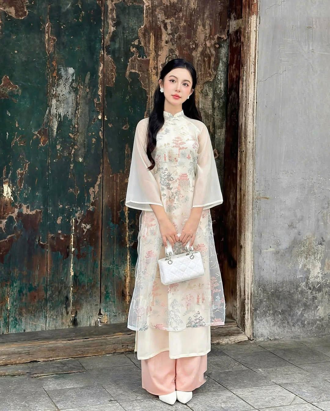 Áo dài 4 tà tạo nên nhịp điệu thướt tha trong từng chuyển động.