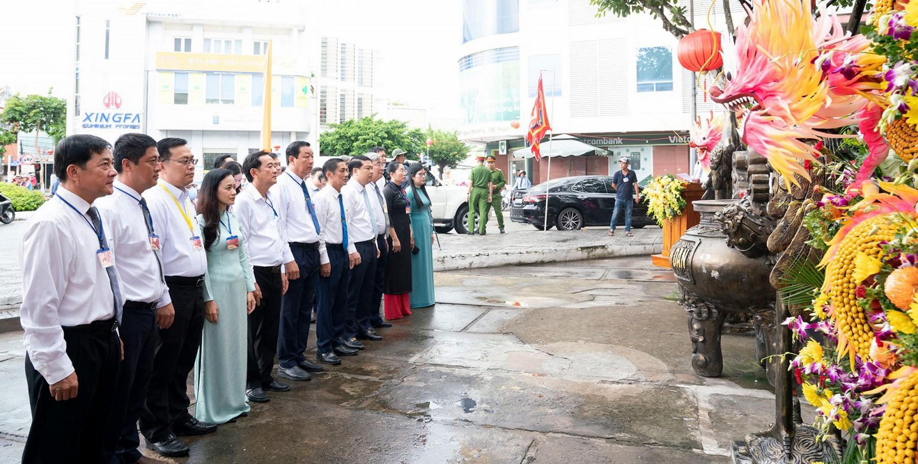 Thắp hương Bia ghi dấu địa điểm Anh hùng dân tộc Nguyễn Trung Trực bị giặc Pháp hành hình năm 1868 | Cổng thông tin điện tử tỉnh An Giang