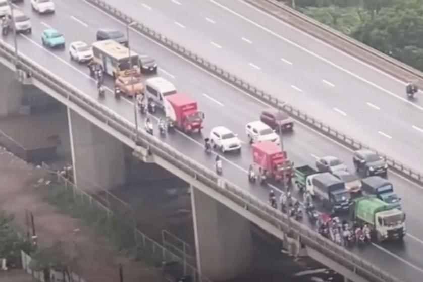 Nước lũ dâng lên, dâng cả lòng nhân và sự bất nhẫn… - 1