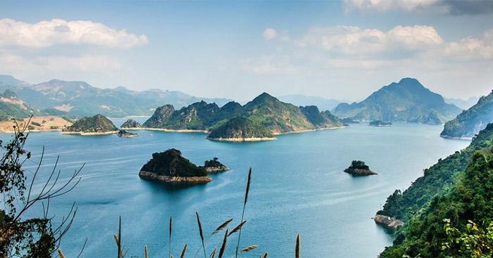 Văn mẫu lớp 12: Cảm nhận hình tượng người lái đò sông Đà trong cảnh vượt thác                                   Hình tượng người lái đò sông Đà