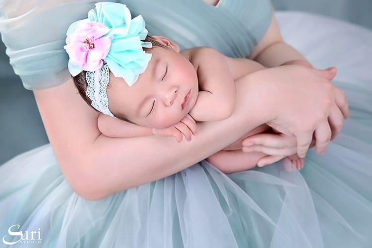 Chụp newborn là gì? Những điều bố mẹ nên biết khi chụp ảnh newborn cho bé