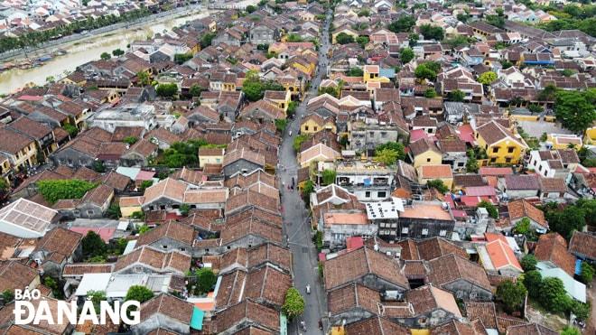 Đến xứ Quảng, du khách chiêm ngưỡng vẻ đẹp cổ kính, rêu phong của các di tích trầm mặc dưới bóng thời gian. TRONG ẢNH: Phố cổ Hội An nhìn trên cao. Ảnh: XUÂN SƠN