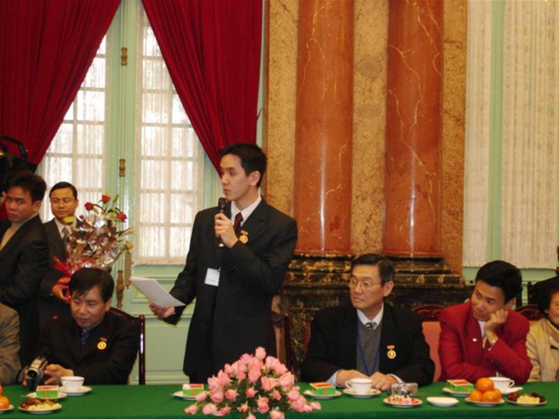 Hà Ngọc Minh Phong - Việt kiều trẻ nhất trong đoàn - đọc diễn văn chúc Tết Chủ tịch Trần Đức Lương Ảnh: Lan Anh