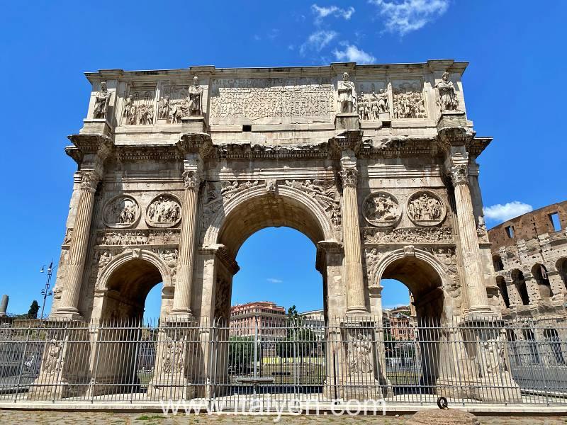 Bên cạnh đấu trường Colosseum là cổng Khải Hoàn Môn của Costantine