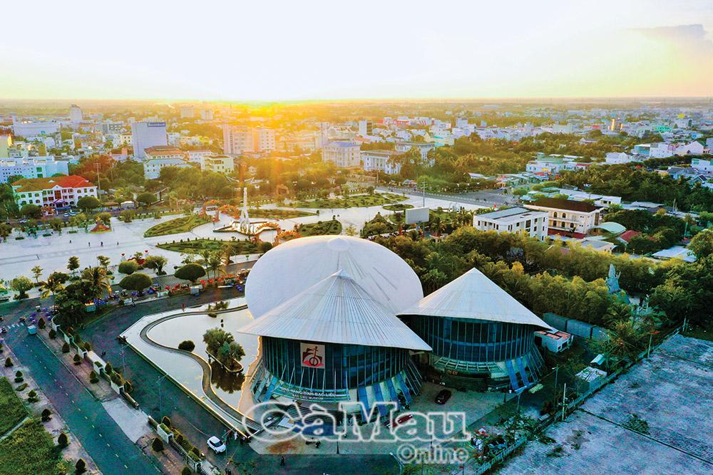 Nhà hát 3 nón lá - công trình kiến trúc độc đáo và là một trong những biểu tượng văn hoá của đất Bạc Liêu. Ảnh: HỮU THỌ