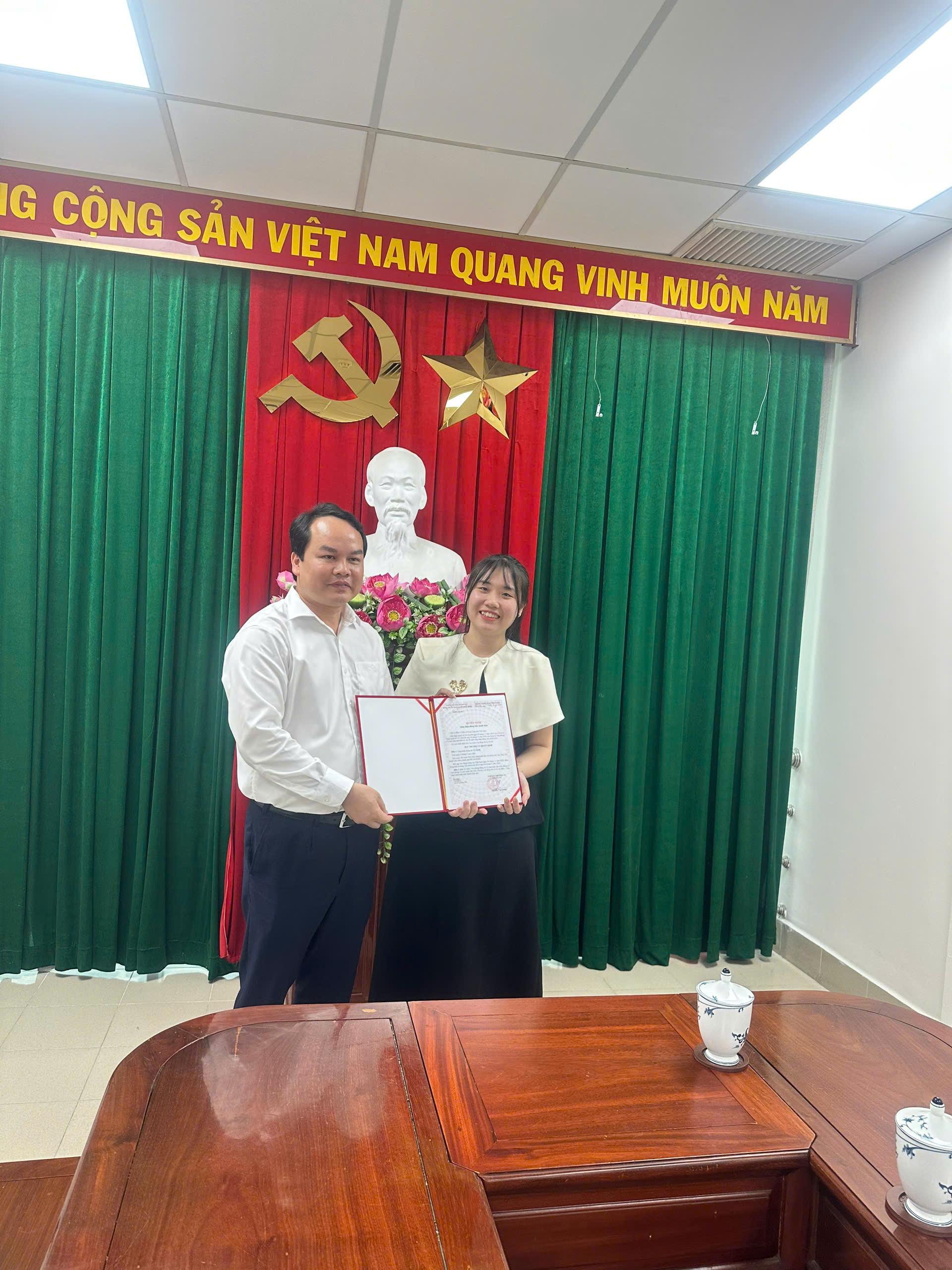 Lễ trao quyết định công nhận đảng viên chính thức của Chi bộ 2 thuộc Đảng bộ Văn phòng UBND tỉnh