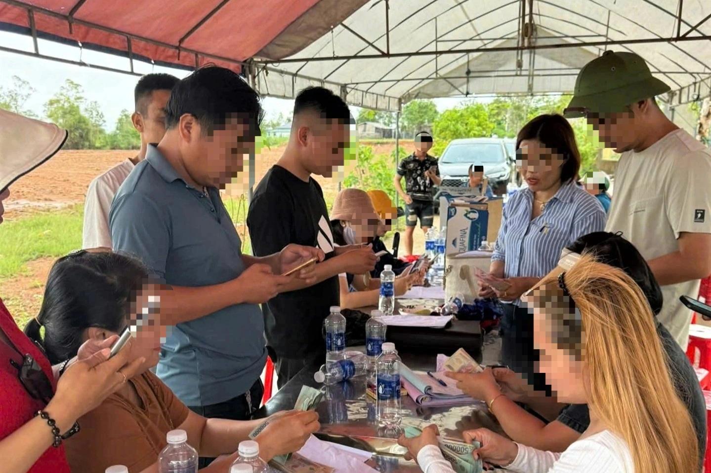 Ô tô, môi giới nườm nượp đổ về làng quê trong cơn sốt đất - 10