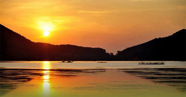 Văn mẫu lớp 11: Phân tích hai khổ thơ đầu bài Tràng giang của Huy Cận 2 Dàn ý & 14 bài Phân tích 2 khổ đầu bài Tràng giang